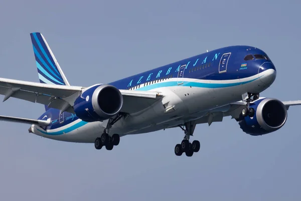 İstanbul/Türkiye-28 Mart 2019: azal Azerbaycan Havayolları Boeing 787-8 Dreamliner VP-BBS yolcu uçağı Istanbul Atatürk Havalimanı 'nda iniş