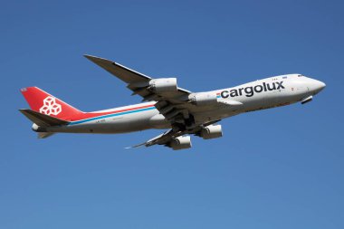 Findel - Lüksemburg / 8 Temmuz 2018: Cargolux Boeing 747-8 Jumbo Jet Lx-Vcg kargo uçağı Lüksemburg Findel havaalanından kalkıyor