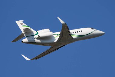 Budapeşte / Macaristan - 3 Temmuz 2019: Dassault Falcon 900x Ha-Lkz ticari jet uçağı Budapeşte Havalimanı 'ndan havalandı