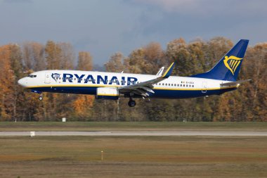 Budapeşte / Macaristan - 11 Kasım 2019: Ryanair Boeing 737-800 Ei-Dcx yolcu uçağı Budapeşte Havaalanına iniş ve iniş
