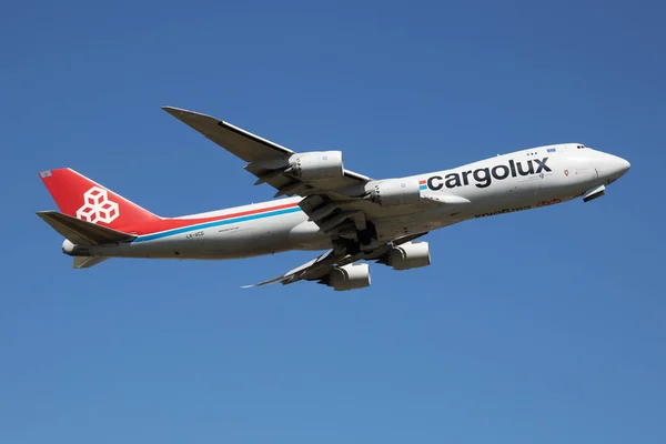 Findel - Lüksemburg / 8 Temmuz 2018: Cargolux Boeing 747-8 Jumbo Jet Lx-Vcg kargo uçağı Lüksemburg Findel havaalanından kalkıyor