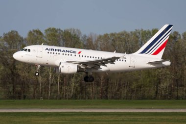 Budapeşte / Macaristan - 14 Nisan 2018: Air France Airbus A318 F-GUGA yolcu uçağı Budapeşte Havalimanı 'na indi