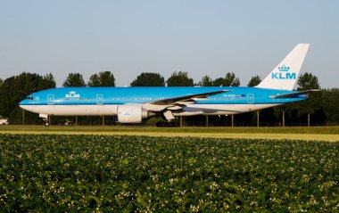 Amsterdam / Hollanda - 3 Temmuz 2017: KLM Hollanda Kraliyet Havayolları Boeing 777-200 PH-BQD yolcu uçağı Amsterdam Schipol Havaalanında taksicilik