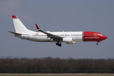 Budapeşte / Macaristan - 8 Nisan 2019: Norveç Hava Mekiği Boeing 737-800 EI-FJM yolcu uçağı Budapeşte Havalimanı 'na indi