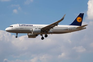 LONDON / UNITED KINGDOM - 14 Temmuz 2018: Lufthansa Airbus A320 NEO D-AINI yolcu uçağı Londra Heathrow Havaalanına indi