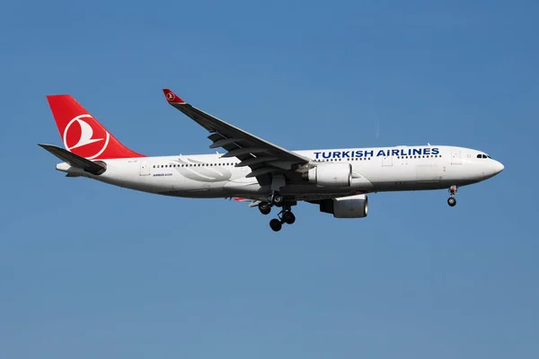 土耳其伊斯坦布尔 2019年3月28日 土耳其航空空中客车A330 200 Jit客机在伊斯坦布尔阿塔图尔克机场降落 — 图库照片