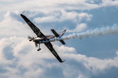 ZAMARDI / HUNGARY - 13 Temmuz 2019: Matt Hall ve N540 MH Zivko Edge 540 ile Zamardi Gölü üzerinde Kızıl Boğa Hava Yarışı 2019 için uçuyor
