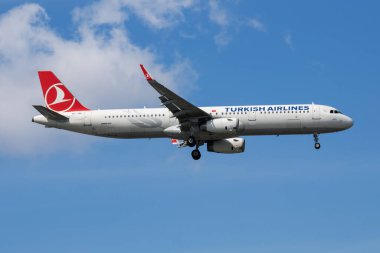 İstanbul / Türkiye - 28 Mart 2019: Türk Havayolları Airbus A321 TC-JSL yolcu uçağı İstanbul Atatürk Havalimanı 'na iniş yaptı