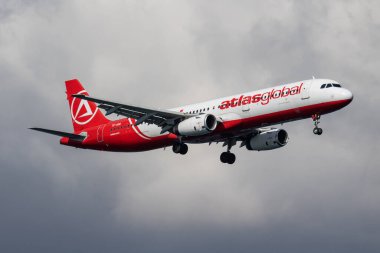 İstanbul / Türkiye - 30 Mart 2019: AtlasGlobal Airbus A321 TC-AGG yolcu uçağı İstanbul Atatürk Havalimanı 'na iniş yaptı