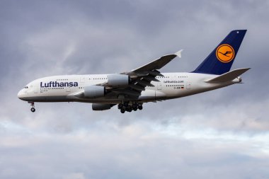 FRANKFURT / GERMANY - 4 Aralık 2012: Lufthansa Airbus A380 D-AIMI yolcu uçağı Frankfurt Havalimanı 'na indi