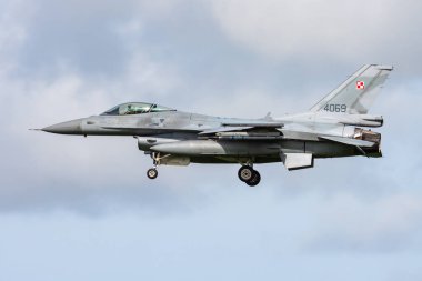 Leeuwarden / Hollanda - 13 Nisan 2015: Polonya Hava Kuvvetleri Lockheed Martin F-16C Savaşçı Falcon 4069 savaş uçağı iniş yaptı ve Frisian Flag 2015 Hava Üssüne iniş yaptı