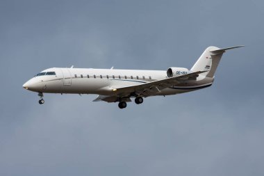 FRANKFURT / GERMANY - 4 Aralık 2012: Bombacı Challenger 850 OE-ISA iş jeti Frankfurt Havaalanı 'na indi