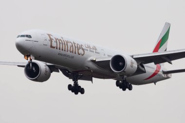 FRANKFURT / GERMANY - 7 Aralık 2012: Emirates havayolları Boeing 777-300ER A6-ECG yolcu uçağı Frankfurt Havalimanı 'na indi