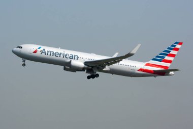 Paris / Fransa - 24 Nisan 2015: Amerikan Havayolları Boeing 767-300 N345AN yolcu uçağı Paris Charles de Gaulle Havaalanı 'ndan havalanıyor.