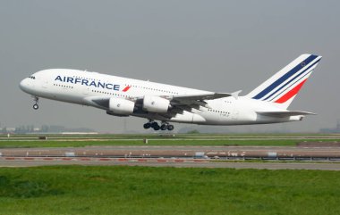 Paris / Fransa - 24 Nisan 2015: Air France Airbus A380 F-HPJF yolcu uçağı Paris Charles de Gaulle Havaalanı 'ndan havalanıyor.