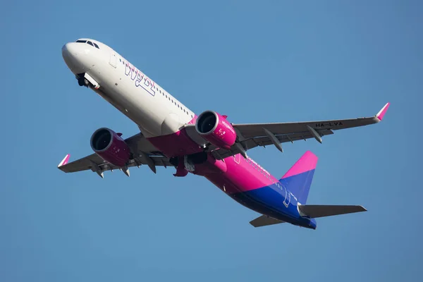 Budapeşte / Macaristan - 11 Kasım 2019: Wizz Air Airbus A321 NEO HA-LVA yolcu uçağı Budapeşte Havalimanı 'ndan havalanıyor.