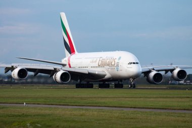 Amsterdam / Hollanda - 13 Ağustos 2014: Emirates Airlines Airbus A380 A6-EDT yolcu uçağı Amsterdam Schipol Havaalanına iniş yaptı