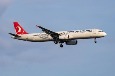 İstanbul / Türkiye - 28 Mart 2019: Türk Havayolları Airbus A321 TC-JSB yolcu uçağı İstanbul Atatürk Havalimanı 'na iniş yaptı