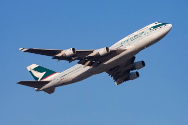 Hong Kong / Çin - 1 Aralık 2013: Cathay Pacific Airways Boeing 747-400 B-HKE yolcu uçağı Hong Kong Chek Kok Havalimanı 'ndan havalanıyor.