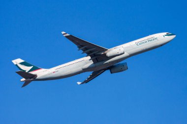 Hong Kong / Çin - 1 Aralık 2013: Cathay Pacific Airways Airbus A330-300 B-LAH yolcu uçağı Hong Kong Chek Kok Havalimanı 'ndan havalanıyor.