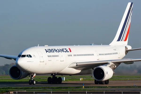 Paris / Fransa - 24 Nisan 2015: Air France Airbus A330-200 F-GZCK yolcu uçağı Paris Charles de Gaulle Havaalanına iniş yaptı