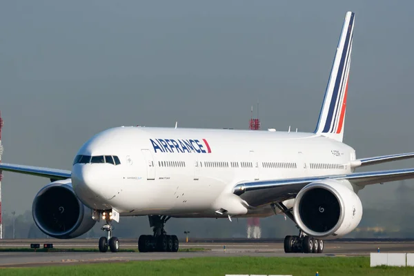 Paris / Fransa - 24 Nisan 2015: Air France Boeing 777-300ER F-GZNP yolcu uçağı Paris Charles de Gaulle Havaalanına iniş yaptı