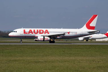 Viyana / Avusturya - 18 Nisan 2019: Laudamotion Airbus A320 OE-LOB yolcu uçağı Viyana Uluslararası Havaalanına iniş yaptı