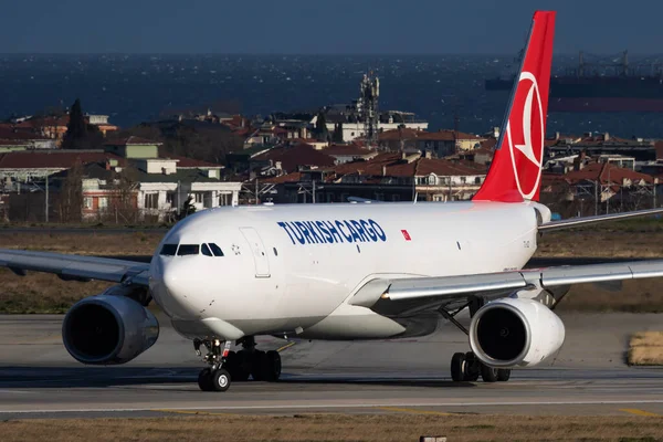 İstanbul / Türkiye - 29 Mart 2019: Türk Kargo Airbus A330-200 TC-JOZ kargo uçağı İstanbul Atatürk Havalimanı 'ndan kalkıyor
