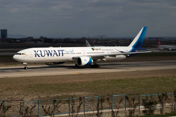 İstanbul / Türkiye - 30 Mart 2019: Kuveyt Havayolları Boeing 777-300ER 9K-AOD yolcu uçağı İstanbul Atatürk Havalimanı 'ndan havalandı