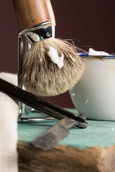 Équipement de rasage vintage sur table en bois — Photo