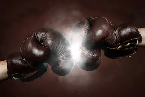 Due vecchi guanti da boxe marroni colpiti insieme — Foto Stock