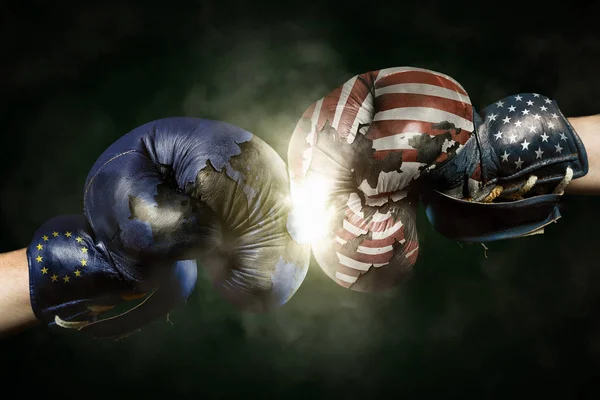 Crisi politica tra USA e UE simboleggiata dal guanto da boxe — Foto Stock