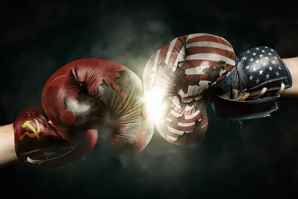 Guerra Fria entre EUA e Rússia simbolizada com luvas de boxe — Fotografia de Stock