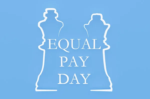 Vorm van Schaakstuk met tekst "Equal Pay Day" Stockfoto