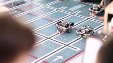 Zeminde yuvarlanan prototip depo robotu