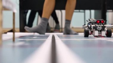 Zeminde yuvarlanan prototip depo robotu