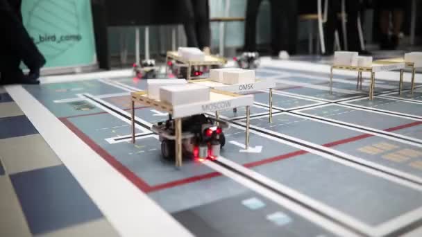 Prototyp Lagerrobot Som Transporterar Lådor — Stockvideo