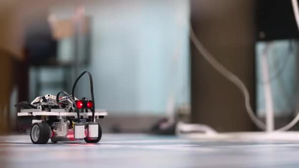 Prototyp Skladového Robota Který Kutálí Podlaze — Stock video