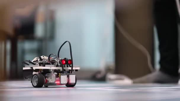 Prototype Magazijnrobot Die Vloer Rolt — Stockvideo