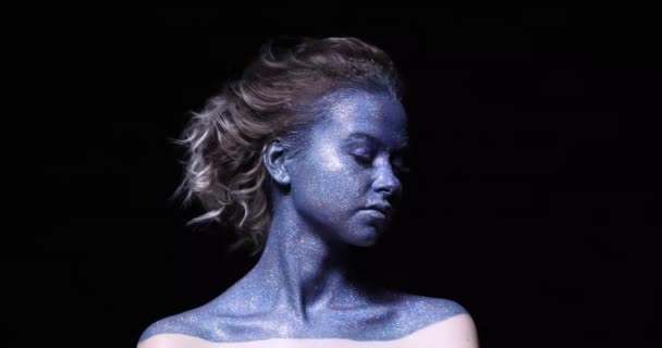 Девушка Голубым Лицом Сверкающих Крупным Планом Черной Стены — стоковое видео