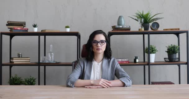 Lány Öltönyben Szemüvegben Irodában Asztalnál — Stock videók
