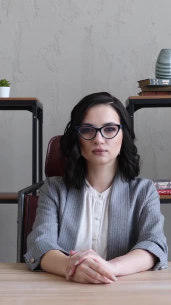 Flicka Kostym Och Glasögon Sitter Kontoret Vid Skrivbordet — Stockvideo