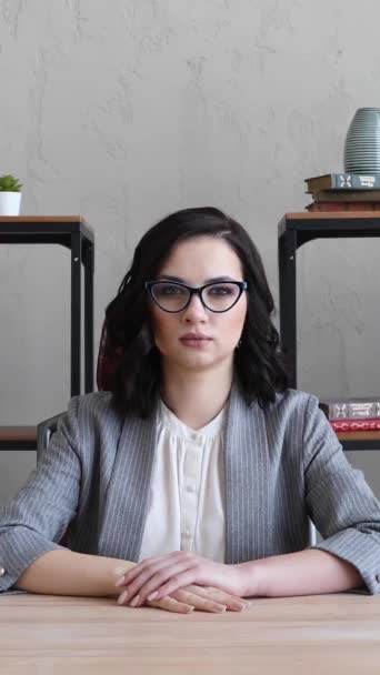Chica Traje Gafas Sienta Oficina Escritorio — Vídeos de Stock