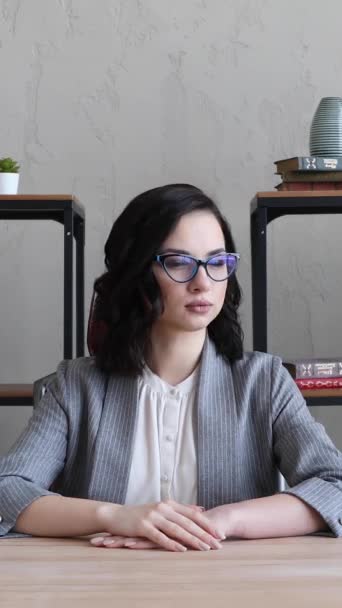 Dziewczyna Garniturze Okularach Siedzi Biurze Przy Biurku — Wideo stockowe