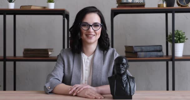 Chica Traje Gafas Sienta Escritorio Oficina Grande Trabajo — Vídeos de Stock