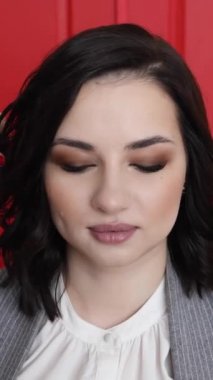 Makyöz güzel bir esmer kızı fırçaladı.