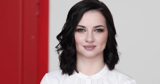 Retrato Una Chica Con Una Blusa Blanca Sonriendo Cámara — Vídeos de Stock