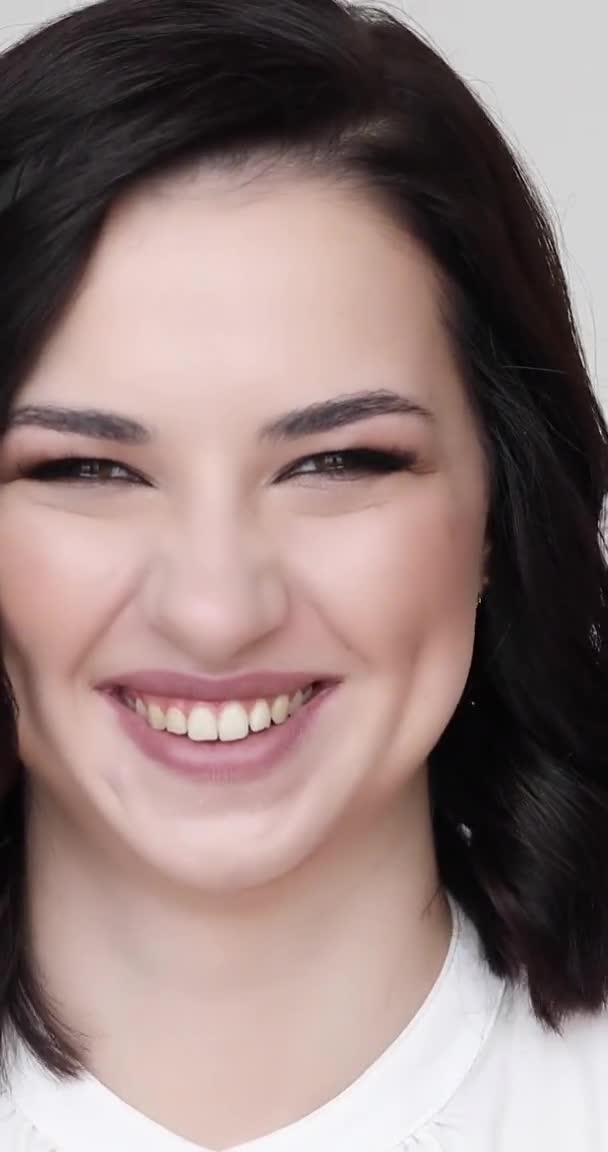 Retrato Una Chica Con Una Blusa Blanca Sonriendo Cámara — Vídeos de Stock