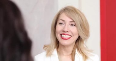 Arkadaşıyla konuşan ve gülen bir kızın portresi.