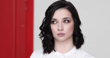 Güzel esmer kadının yüzü. Yaklaş.